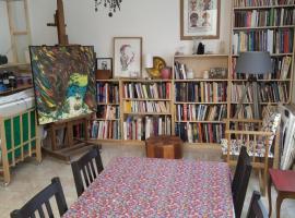 Appartement atelier d'artiste, self catering accommodation in Vanves