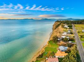 @ Marbella Lane – Wave House, Your Oceanfront Retreat!, casa en Oak Harbor