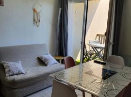 apt cosy, 4 pers, plein centre ville, parking offert, hotel cerca de TSD des Airelles, Font-Romeu-Odeillo-Via