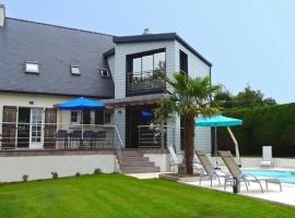 Holiday home with private outdoor pool, Gouesnac"h, hotel a Gouesnach