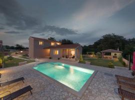 Villa Klo - with pool, casa de temporada em Valtura