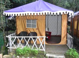 Old manali nature luxury tent, hotel in Manāli