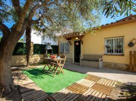 CASITA con jardin, BBQ, wifi, Centro y PLAYA, מלון באמפוריאבראבה