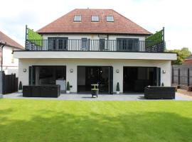 Modern Spacious House - Sleeps 16, Free Parking, Sun Terrace、Attleboroughの別荘