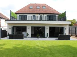 Modern Spacious House - Sleeps 16, Free Parking, Sun Terrace, hotel in Attleborough