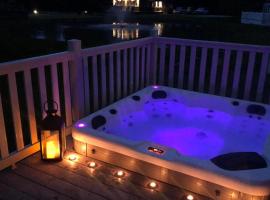 Juniper Lodge with Hot Tub, lodge in York