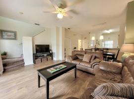 Family Getaway Townhome at Lake Berkley 15min to Disney, hotel i Kissimmee