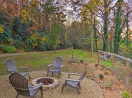 Scenic Hendersonville Escape - Pets Welcome!, hotel with parking in Hendersonville