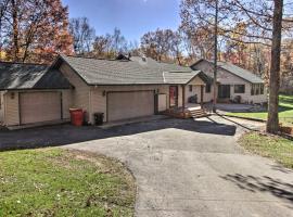 Cabin with Fire Pit and Movie Room, 1 Mi to Lake, hotel v destinaci Pequot Lakes