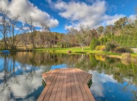 Stunning Fletcher Home Hot Tub and Fire Pit!, hotel in Fletcher