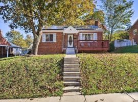 Cozy Home with Decks and Grill - 5 Mi to Capitol!, holiday rental in Hillcrest Heights