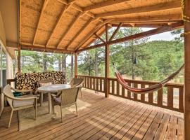Hilltop Hideout with Peaceful Mountain Views โรงแรมที่มีที่จอดรถในCleveland