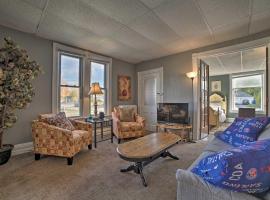 Manistee House with Deck, Fire Pit and Sunroom!, beach hotel in Manistee