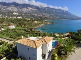 Seaspray Villa Kefaloniaprivatevillas – dom przy plaży w mieście Kefalonia