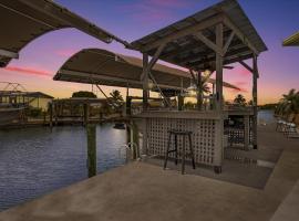 Waterfront Petite Retreat with Private Pool & Gulf Access - Villa Boat House - Roelens Vacations, cabana o cottage a Saint James City