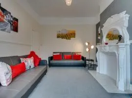 Hull Large 4 Bedrooms 8 Beds Ahenfie Plaza
