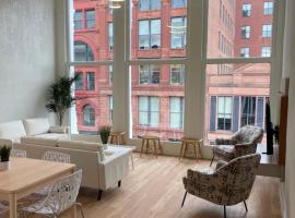 Lou-City Penthouse Suite! Savor Life with Hollyhock, hotel in Louisville