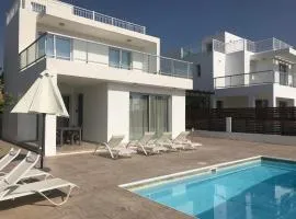 Coral Bay Villa 7, walking distance to the beach