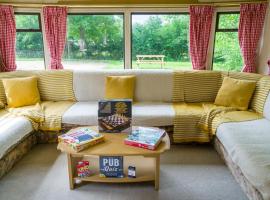 Tadpole Retreat at Lower Fields Farm, pet-friendly hotel in Napton on the Hill