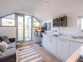 Papillon Southwold - A Modern Flat with Balcony, hotel in Southwold