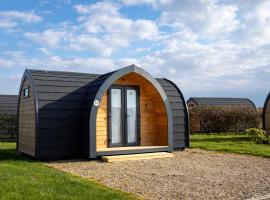 Camping Pods Hedley Wood Holiday Park、Bridgeruleのキャンプ場