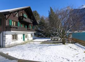 Holiday Home Chalet Aaregg by Interhome, alojamento na praia em Brienz