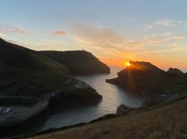 Polrunny Farm Seaberry Cottage with a sea view and log burner, hotel di Boscastle
