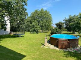Magnifique villa piscine dans un écrin de verdure, loma-asunto kohteessa Eckbolsheim