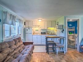Cozy Studio on Cape Cod with Furnished Patio!、デニスのアパートメント