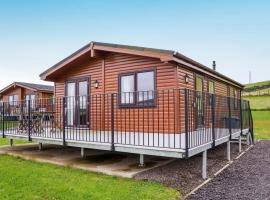 Chalet Osprey Lodge by Interhome, hotell i Kinross