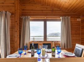 Chalet Loch Leven Lodge 12 by Interhome, Hotel am Strand in Kinross