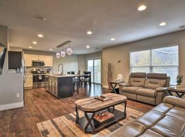 Updated Thornton Home about 8 Mi to Downtown Denver!, casa o chalet en Thornton