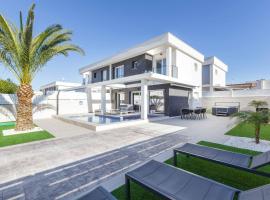 Casa Bos Dolpfin Wellness Luxury Entire Villa Pool & Jacuzzi Gran Alacant near Beach, hotel di Puerto Marino
