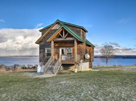 Cozy Cayuga Lake Cabin with Views Less Than 1 Mi to Wineries, hotel s parkovaním v destinácii Romulus