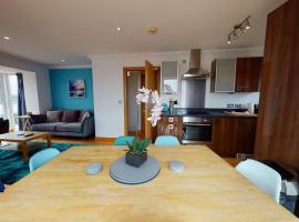 Cosy Town House Sleeps 8, apartment in Pembroke Dock