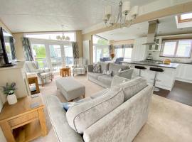 Wildflower, Premium Plus Hot Tub Lodge, hotel v destinaci South Cerney