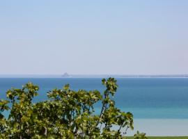 La Metairie-du-Vauhariot - Chambre Ou Lodge - Piscine Chauffée - Vue Mer et Mont Saint Michel - GR34, maison d'hôtes à Cancale