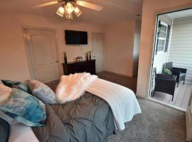 Cozy Renovated Winder Townhouse, hotel din Winder