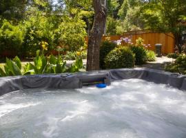 Villa Mimosa Hot Tub Fire Table BBQ Walk to River Dog Friendly, hotel with parking in Guerneville