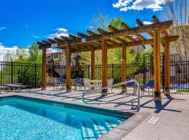 Classy and Comfortable Condo in Bear Hollow, hotel com estacionamento em Park City