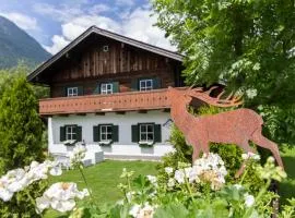 Forest Chalet, 15 min to salzburg olt town, and most beautiful lakes, secluded location, 1,000 sqm garden, mountainview, panorama sauna, bath whirlpool, BBQ&bikes&sunbeds for free, up to 10 p