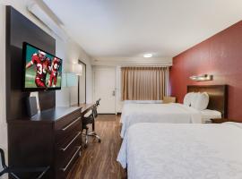 Super 8 by Wyndham Deerfield - Northbrook، فندق في ديرفيلد