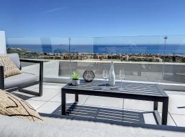 Via Celere 2334 Luxury Sea View Penthouse, hotel de luxo em Casares