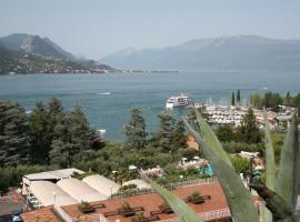 Happy Camp mobile homes in Villaggio Turistico Internazionale Eden, glamping site in San Felice del Benaco