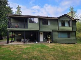 Spacious 3 bedroom house, hotel din Gibsons