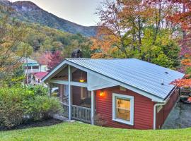 Private and Cozy Chimney Rock Abode with Fire Pit, Hotel in Chimney Rock