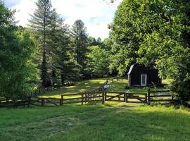 Rustic Farm Stay in a Hendersonville Studio!, מלון ליד Jones Gap State Park, הנדרסונוויל