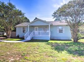 Gulf Breeze Home 12 Mi to Pensacola Beach!, hotel v mestu Oriole Beach