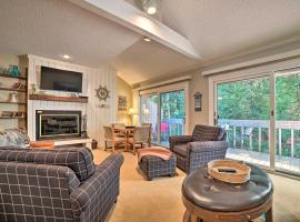 Cozy Family Home with Fireplace Less Than 1 Mi to Lake!, apartamento en Harbor Springs
