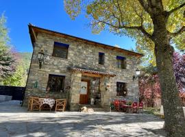 Rural Hostel dos Lucas, hotel s parkováním v destinaci Biescas